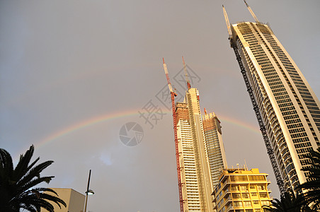 暴雨和彩虹之后 高楼公寓正在建造中图片