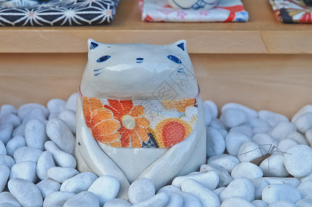 配有橙花布的可爱日本陶瓷猫娃娃图片