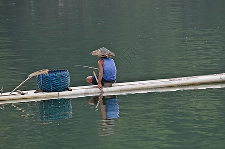 竹筏上的中国渔民使用传统方法进行捕捉图片