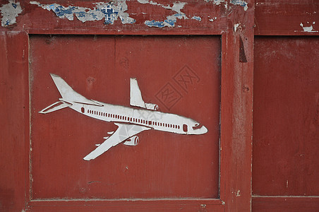 旧木制门板上雕刻的飞机图片