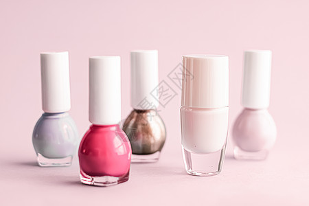 粉红色背景 美容品牌上的指甲油瓶子美甲白色药品液体奶油指甲修脚红色卫生粉色图片
