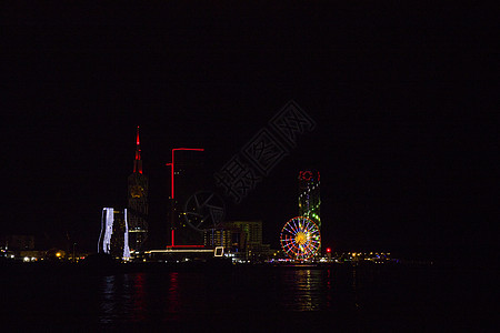 夜市 摩天大楼和塔台的巴统 夜市风景旅行建筑车轮景观国家螺旋建筑学天空蓝色公园图片