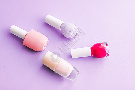 紫底底 美容品牌的甲油瓶子粉色玻璃奶油指甲博客卫生白色推广化妆品蓝色背景图片