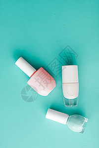 绿色背景 美容品牌上的甲油瓶子推广红色美甲奶油卫生塑料指甲油凝胶博客抛光背景图片