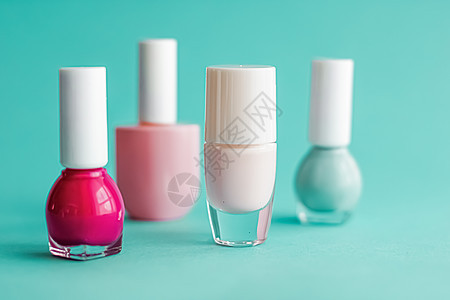 绿色背景 美容品牌上的甲油瓶子抛光粉色白色塑料液体蓝色博客红色指甲化妆品图片