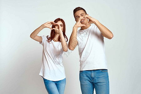 夫妻情侣相爱 牛仔裤白色T恤 情感情绪 快乐的男男女女成人衣服男人广告女性女士乐趣微笑身体男生图片