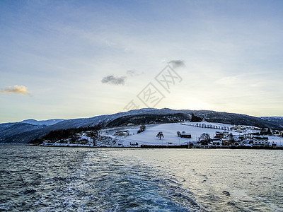 乘渡轮从凡斯内到挪威冬季风景 Dragsvik渡船巡航房子旅游山脉蓝色天空岩石码头血管图片