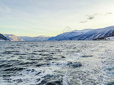 乘渡轮从凡斯内到挪威冬季风景 Dragsvik海岸峡湾房子巡航血管旅行路线村庄游客岩石图片