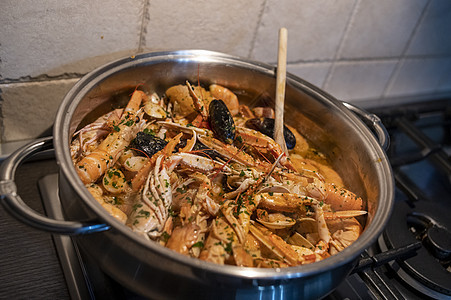 鲜鱼汤 配有木虾和海鲜厨房饮食午餐草本植物烹饪洋葱食物美食胡椒蔬菜图片