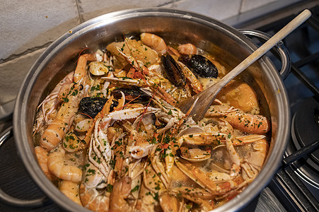 鲜鱼汤 配有木虾和海鲜午餐烹饪餐厅柠檬盘子美食洋葱厨房饮食草本植物图片