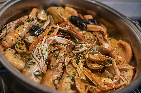 鲜鱼汤 配有木虾和海鲜食物蔬菜饮食盘子洋葱胡椒餐厅烹饪厨房午餐图片