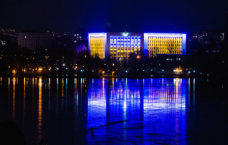 乌克兰Ternopil的冬季夜晚正方形历史建筑学公园池塘纪念碑旅行反射旅游码头图片