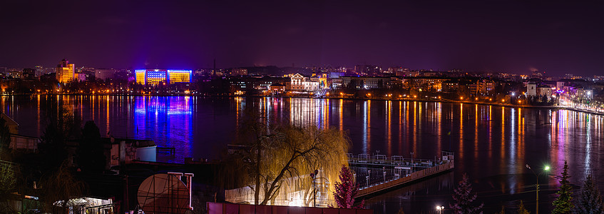 乌克兰Ternopil的冬季夜晚全景旅游码头历史建筑纪念碑旅行雪堆公园池塘图片