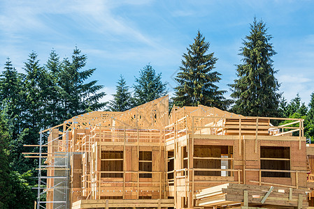 正在建造的新住宅楼顶顶层框架木材木头不动产天空建筑学晴天房子窗户财产图片