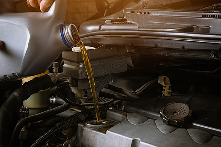 修理汽车 更换润滑油的机械工机发动机技术车库润滑车站漏斗瓶子运动机器技术员图片