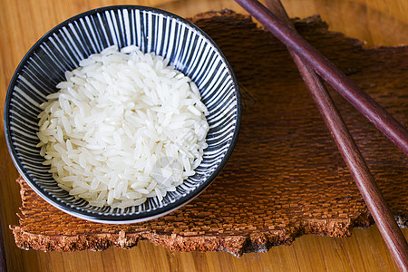 亚洲餐具 原大米 碗和筷子 木制材料 陶瓷碗背景桌子大豆食物用具服务烹饪配件盘子蓝色图片