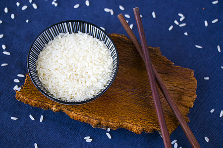 亚洲餐具 原大米 碗和筷子 木制材料 陶瓷碗食物烹饪服务生米蓝色大豆背景盘子配件用具图片