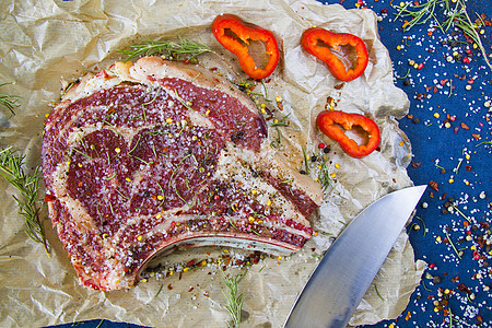 桌上的生牛肉肉 香料和迷迭香 利布眼睛牛排成分食物厨房木板烧烤肋眼辣椒炙烤肋骨花椒牛肉图片