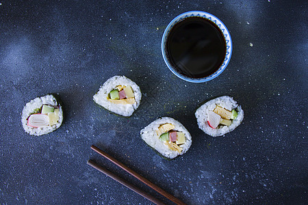 蓝色背景的Kimbab或kimbap 有大豆酱 蓝色背景 摄影棚拍摄餐厅小吃酱油文化盘子美食寿司食物蔬菜生活图片