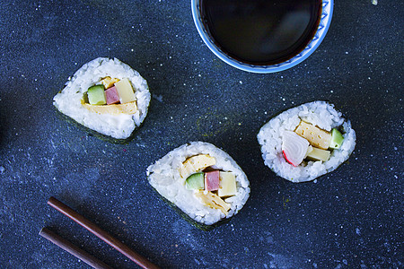 蓝色背景的Kimbab或kimbap 有大豆酱 蓝色背景 摄影棚拍摄奇语寿司小吃蔬菜生活盘子黄瓜食物营养美食图片
