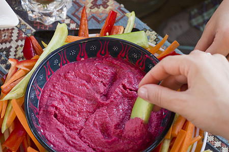 红色或紫色的腐殖质 在五颜六色的碗里放着甜菜 盘子里放着胡萝卜 红辣椒和青椒等蔬菜 人手种子食品素食木材午餐沙拉食物小吃营养师彩图片