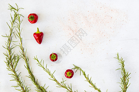 红辣椒和原迷香树枝木板胡椒香料营养草药桌子农业辣椒迷迭香寒冷图片