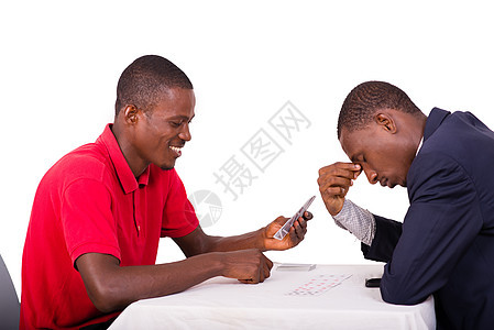 青年男子在赌桌上打牌游戏优胜者情绪化赌注损失商务闲暇人士财富危险成功图片
