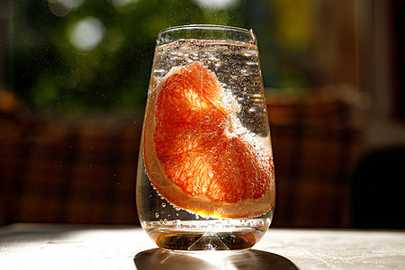 一杯加葡萄汁的水派对橙子水果热带玻璃温泉花园滴管早餐饮料图片