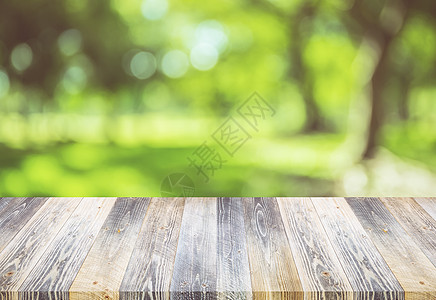 具有自然绿色户外背景的空木制桌 可以是木头花园天空材料产品展示环境图片