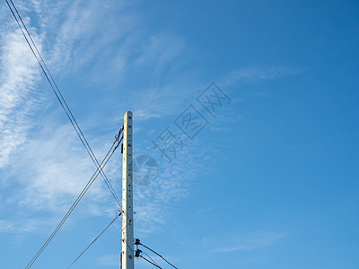 电线杆和电线 在明亮的蓝色天空背景传播电压危险晴天力量工程技术建造电气环境图片