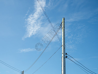 电线杆和电线 在明亮的蓝色天空背景城市活力建造电缆危险晴天建筑学力量环境金属图片