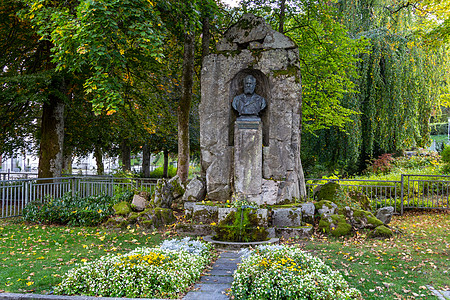 德国St Blasien的Krafft纪念碑 多色树木图片