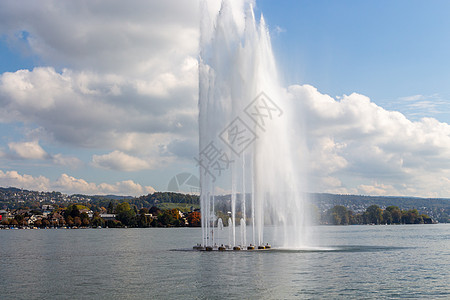 瑞士苏黎世湖上的喷泉水图片