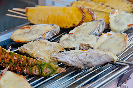 天然野生捕获的当地鱼中的大牡蛎烤焦咸肉图片
