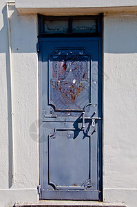 白色公寓的旧古典复古金属蓝色欧式门背景图片