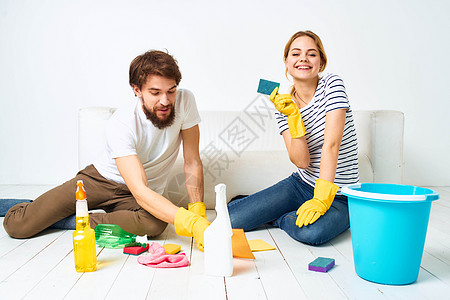 男女清洗地板和洗涤地板的清洁用品 提供室内协同工作厨房卫生拖把女性房子地面妻子快乐家庭家庭主妇图片
