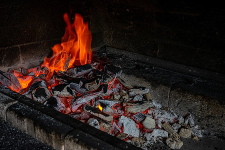 烧烤 烤炉里着火了营火背景壁炉漫画辉光火花炙烤红色煤炭水平图片