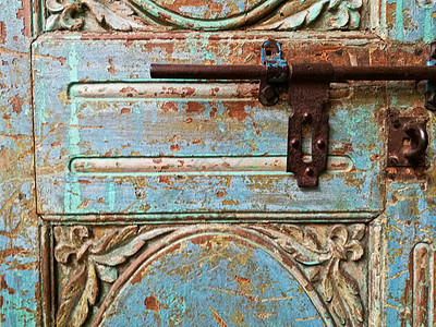 蓝色旧门上的老旧金属锁钥匙乡村建筑栅栏出口锁孔门把手秘密建筑学入口古董图片