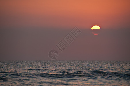 晚上在巴厘岛的海边 大圆环美丽的日落图片