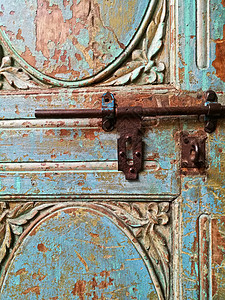 蓝色旧门上的老旧金属锁钥匙门把手安全秘密建筑古董栅栏入口木头出口乡村图片