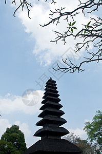 Taman Ayun 巴厘岛圣殿 有蓝色天空和树木图片