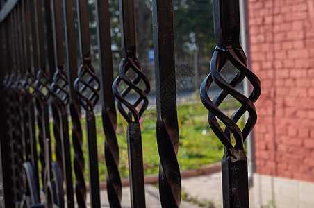 带有扭曲装饰的金属黑铁栅栏力量小屋国家邮政柱子栏杆装饰品街道入口网关图片