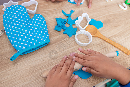 儿童手和在厨房库内模拟儿童烹饪玩具厨房台面装饰品女孩教学白色柜台学习手臂享受图片