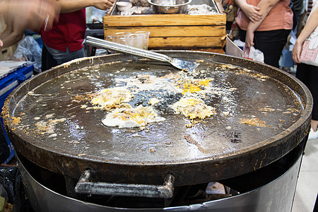 街边食品店的煎炸脆烤贝贝类餐厅市场厨师食物命令平底锅街道厨房小摊烹饪背景图片