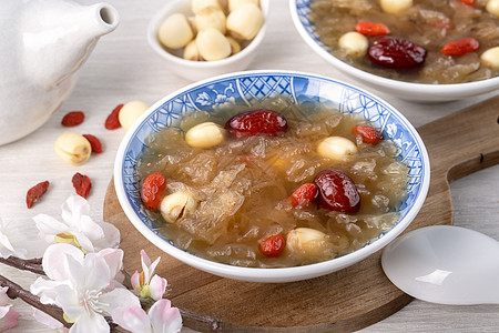 甜雪白真菌汤加莲花种子 奇奈斯雪耳餐厅食物枸杞盘子饮食烹饪药品治疗杯子图片