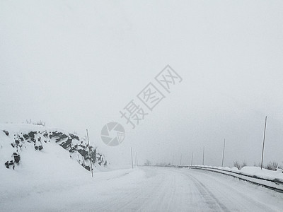 在挪威的雪路和风景中行驶暴风雪交通木头小路运输季节国家天气乡村旅行图片