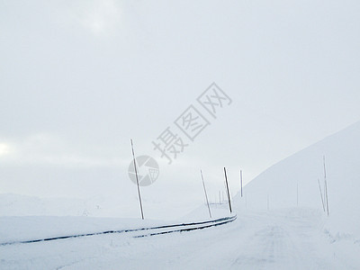 在挪威的雪路和风景中行驶运输乡村小路暴风雪交通木头国家森林旅行季节图片