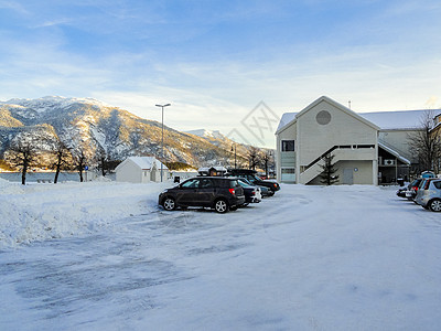 挪威巴勒斯兰冬季的汽车 建筑物和旅游业图片