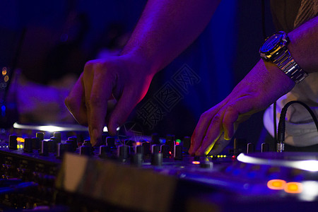 DJ 控制器和 DJ 手 播放音乐场景 彩色灯光乐器背景 混音器和音乐混合硬件派对转盘青年调音台音乐会俱乐部混音光盘庆典图片