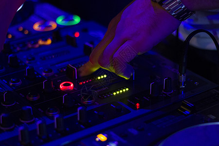 DJ 控制器和 DJ 手 播放音乐场景 彩色灯光乐器背景 混音器和音乐混合气氛控制记录夜生活轻音乐提示夜店职业庆典硬件背景图片